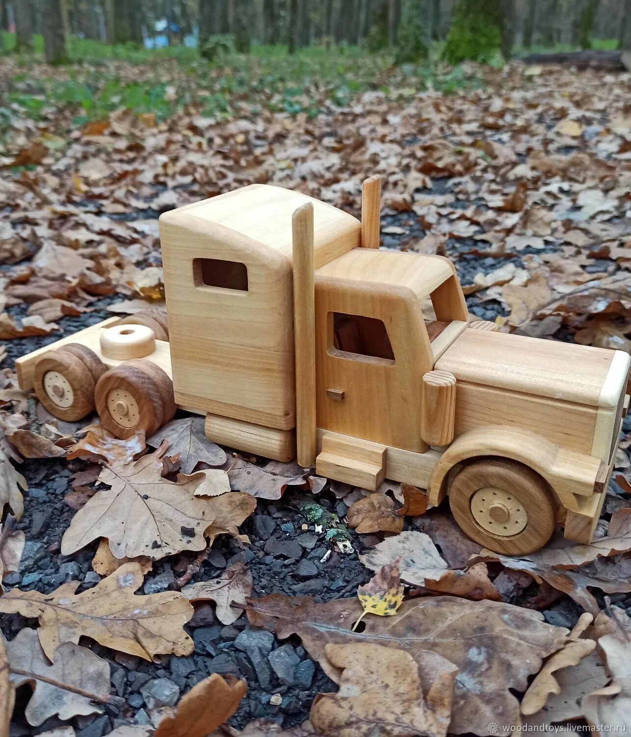 Машинка из дерева. Деревянный автомобиль. Машина из дерева. Деревянная игрушка машинка.