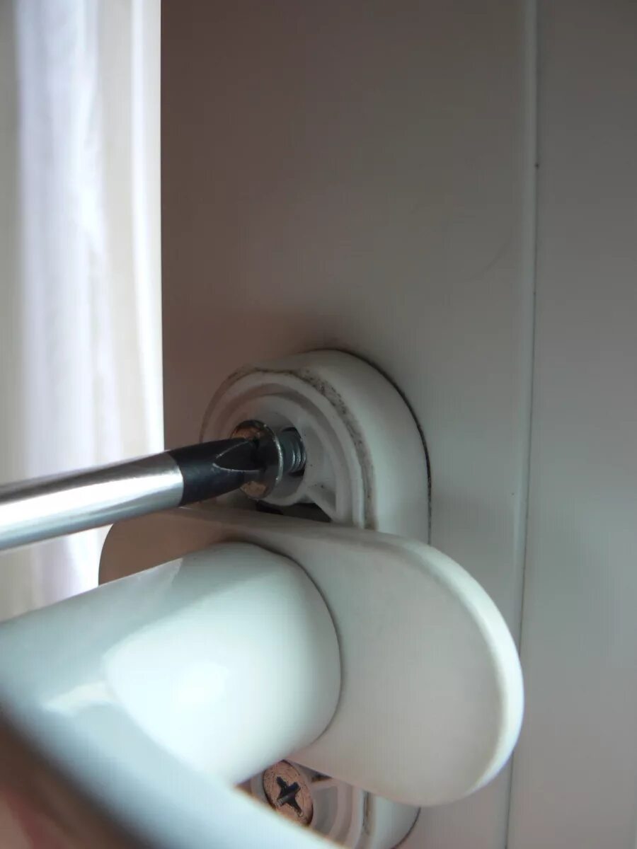 как поменять ручку на балконной двери пластиковой. сломалась ручка на пластиковой двери. открутить ручку на пластиковом окне. балконная ручка изнутри. ручка для закрытия балконной двери.