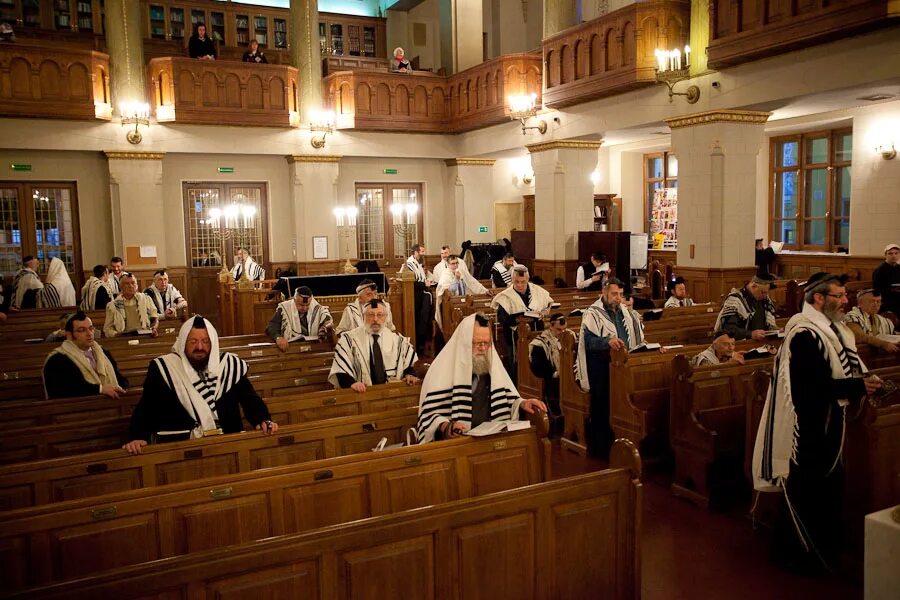 Миньян в иудаизме. Мессианская синагога. Тора про тфилин. Миньян фильм 2020. Тфилин иудаизм.