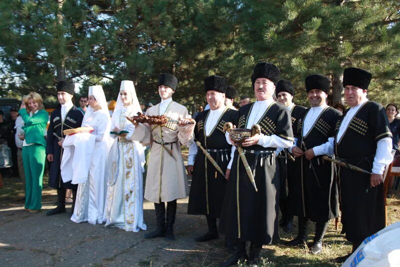 Балдаран осетинский праздник. Северная Осетия застолье. Северная Осетия гостеприимство. Осетинское застолье.