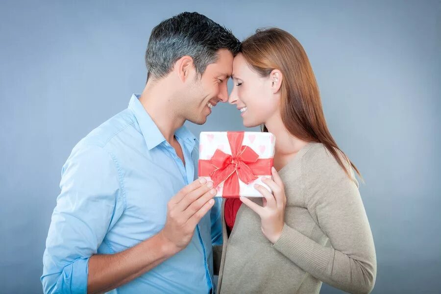 Муж сюрприз жена друг мужа. Мужчина дарит подарок. Парень дарит девушке подарок. Девушка дарит подарок мужчине. Подарок женщине.
