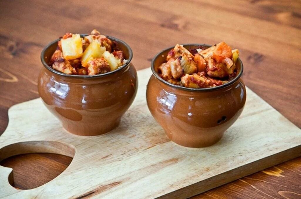 жаркое из свинины в горшочках. жаркое из свинины в горшочках. еда в горшочках. блюдо жаркое в горшочках. жаркое в горшочках.