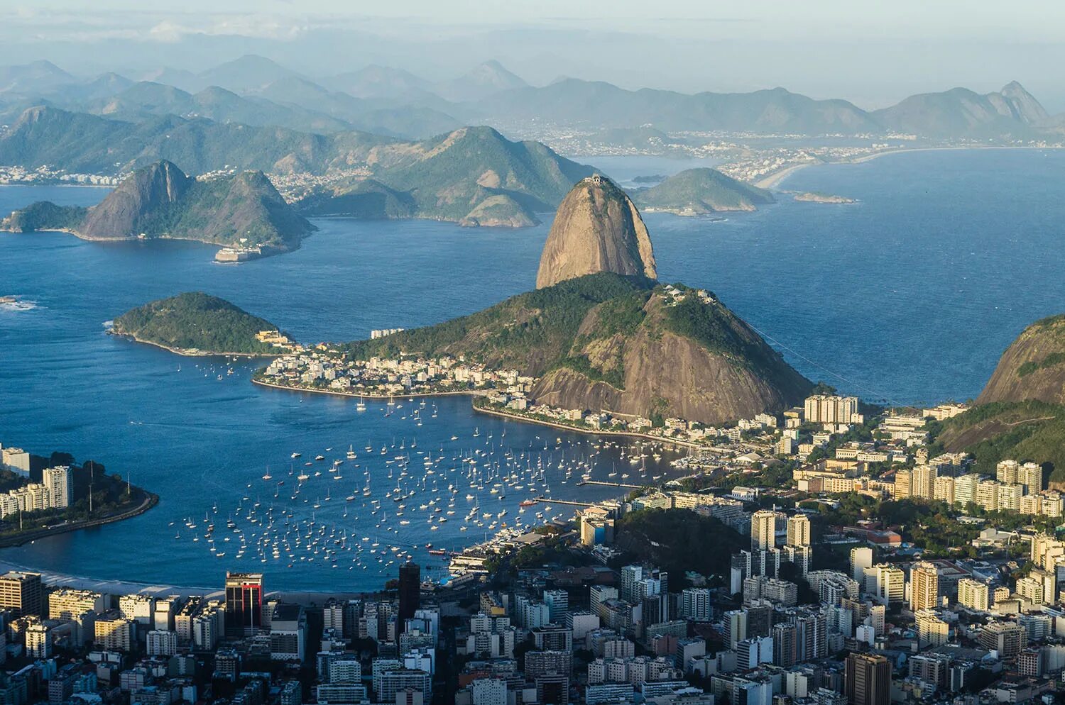 Где живет бразилия. Гуанабара залив Бразилия. Рио де Жанейро бухта Гуанабара. Бразилия Рио де Жанейро. Южная Америка Рио де Жанейро.