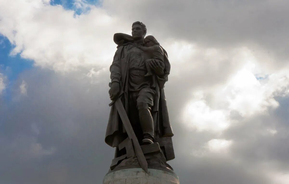 В каком городе воин освободитель установлен. Памятник неизвестному солдату в берлине в трептов-парке. памятник русскому солдату в трептов парке в берлине. трептов парк в берлине солдат с девочкой. памятник воину освободителю в берлине.