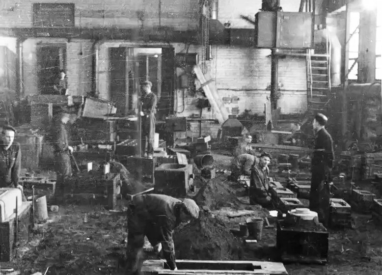 История цеха завода. Волгоградский моторостроительный завод. Завод в петербурге 1900 российская империя. Металлургические заводы на урале 18 век. История цеха завода.