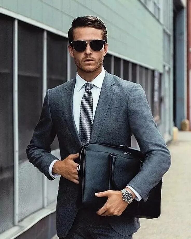 богатый мужчина в костюме. одежда успешного мужчины. стиль бизнесмена мужской. стильный парень в костюме. стильный серый мужской костюм.