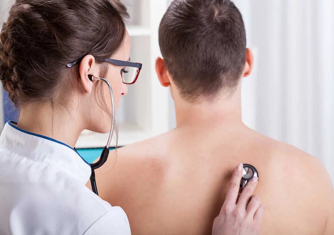 Доктор и пациент на кушетке. Что такое врач прослушивает сердце. Как называется врач слушает пациента. Доктор слушает пациента. Прием врача.