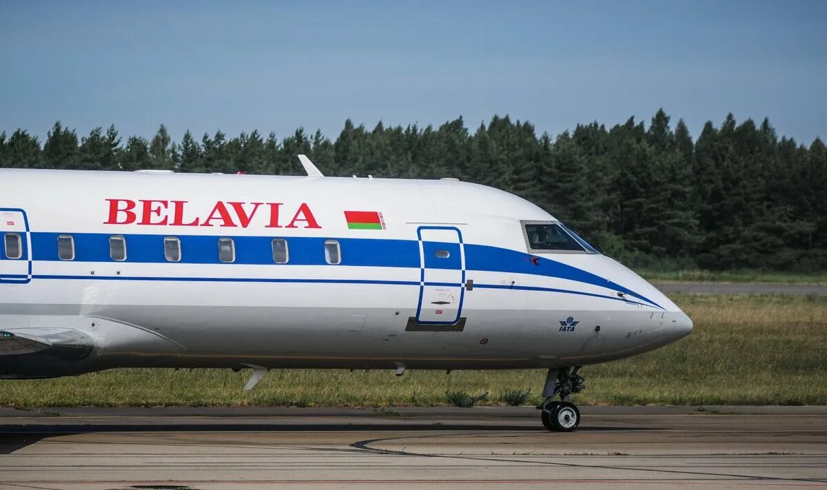 Самолёт embraer 175. Самолет и аэропорт. Самолет беларусь. Белавиа-белорусские авиалинии 2022. Белавиа самолеты.