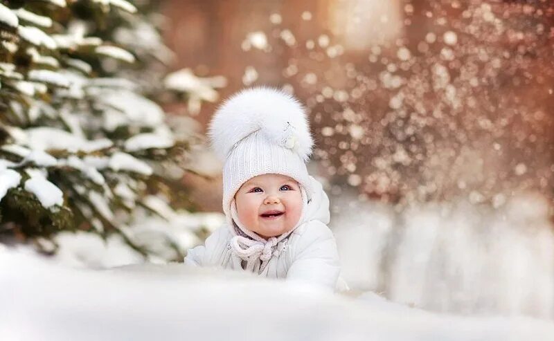 Пять месяцев зимы. Маленькие дети зимой. Зимняя фотосессия с ребенком. Мальчик зима. Дети радуются снегу.