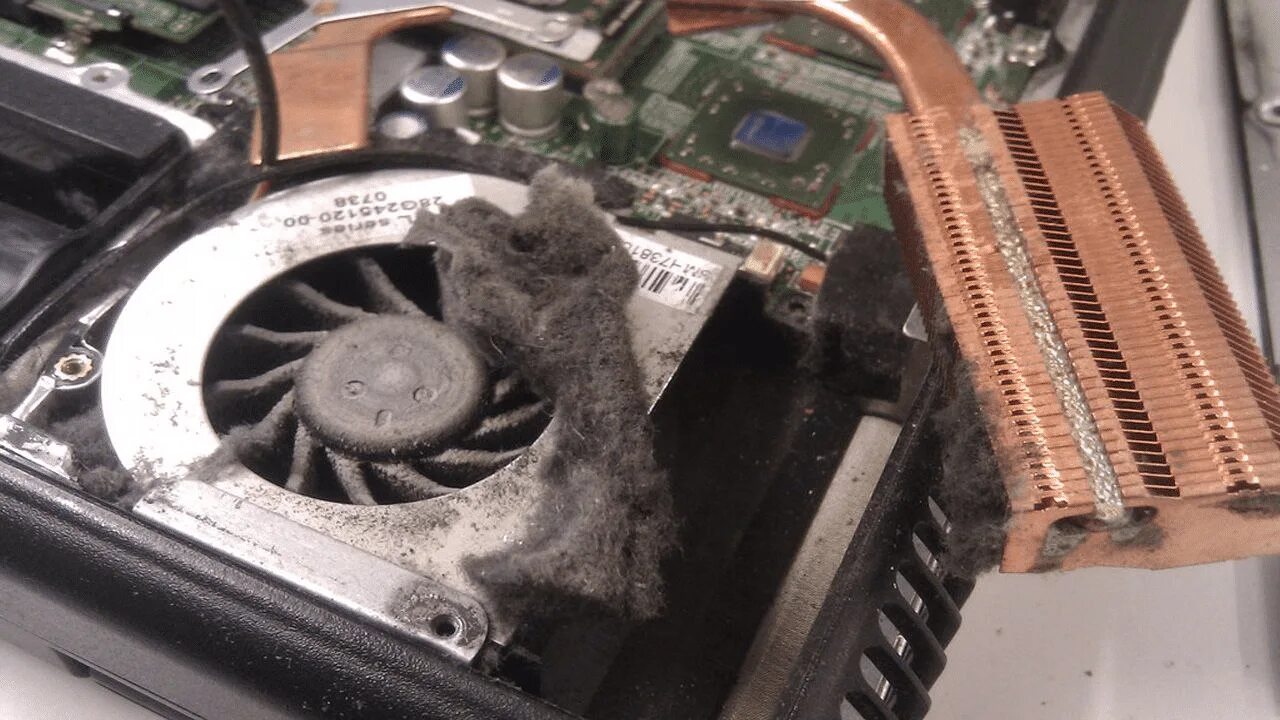 Почему сильно нагревается ноутбук. Acer 4670 Heatsink. Чистка системы охлаждения ноутбука. Кулер в пыли от ноутбука. Чистка вентилятора ноутбука.