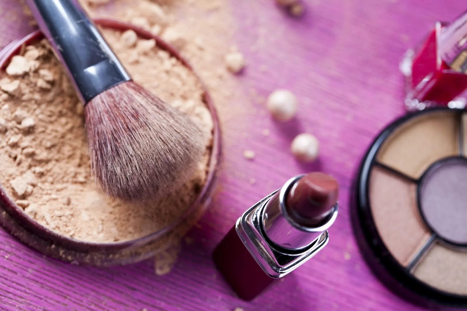 Mine make up. Рассыпанная пудра. красивый фон пудра. make up. с кисти сыпется пудра.