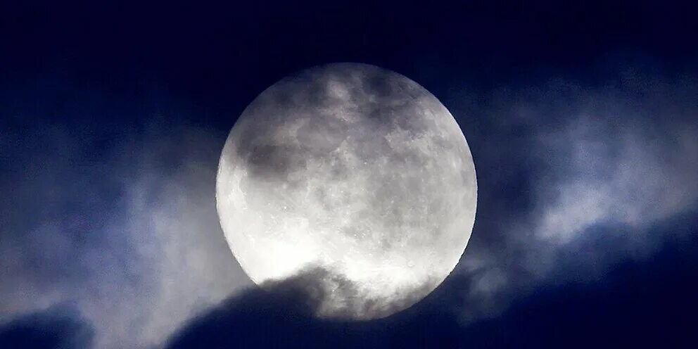 Светит холодная луна. Полнолунное затмение. Полнолуние затмение. Лунное затмение красиво. Бледная Луна.