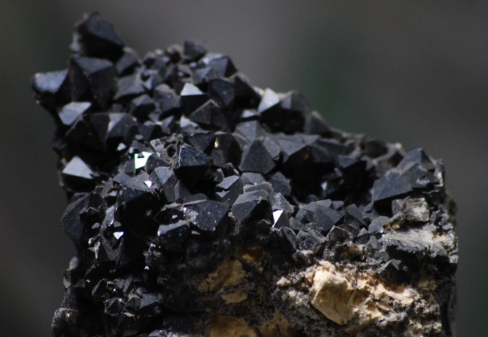 шпинель камень шерл. чёрный турмалин камень. минералы темного цвета. морион минерал чёрный кварц. черный кварц необработанный.