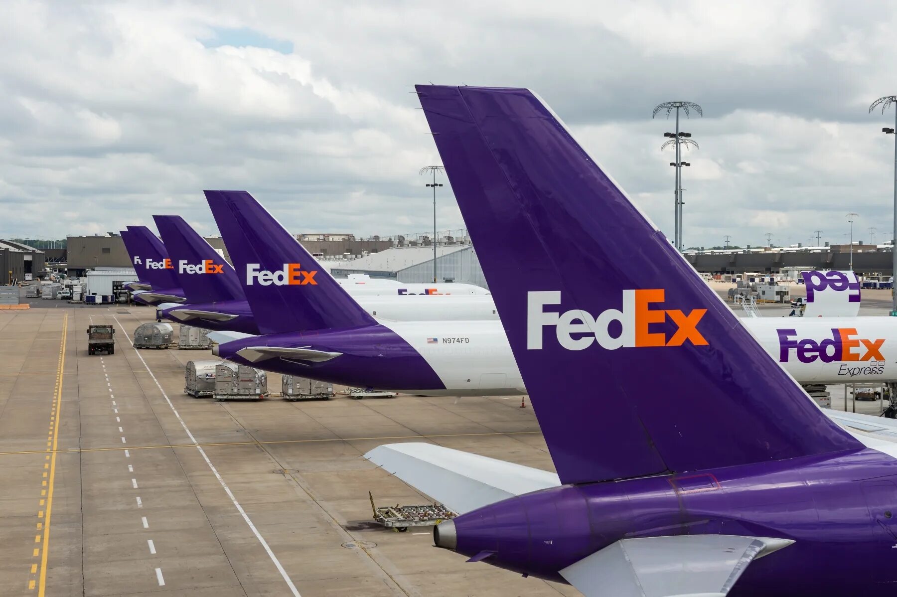 Самолет FEDEX. Транспортная компания FEDEX. FEDEX Крылья. FEDEX В России. Fedex track