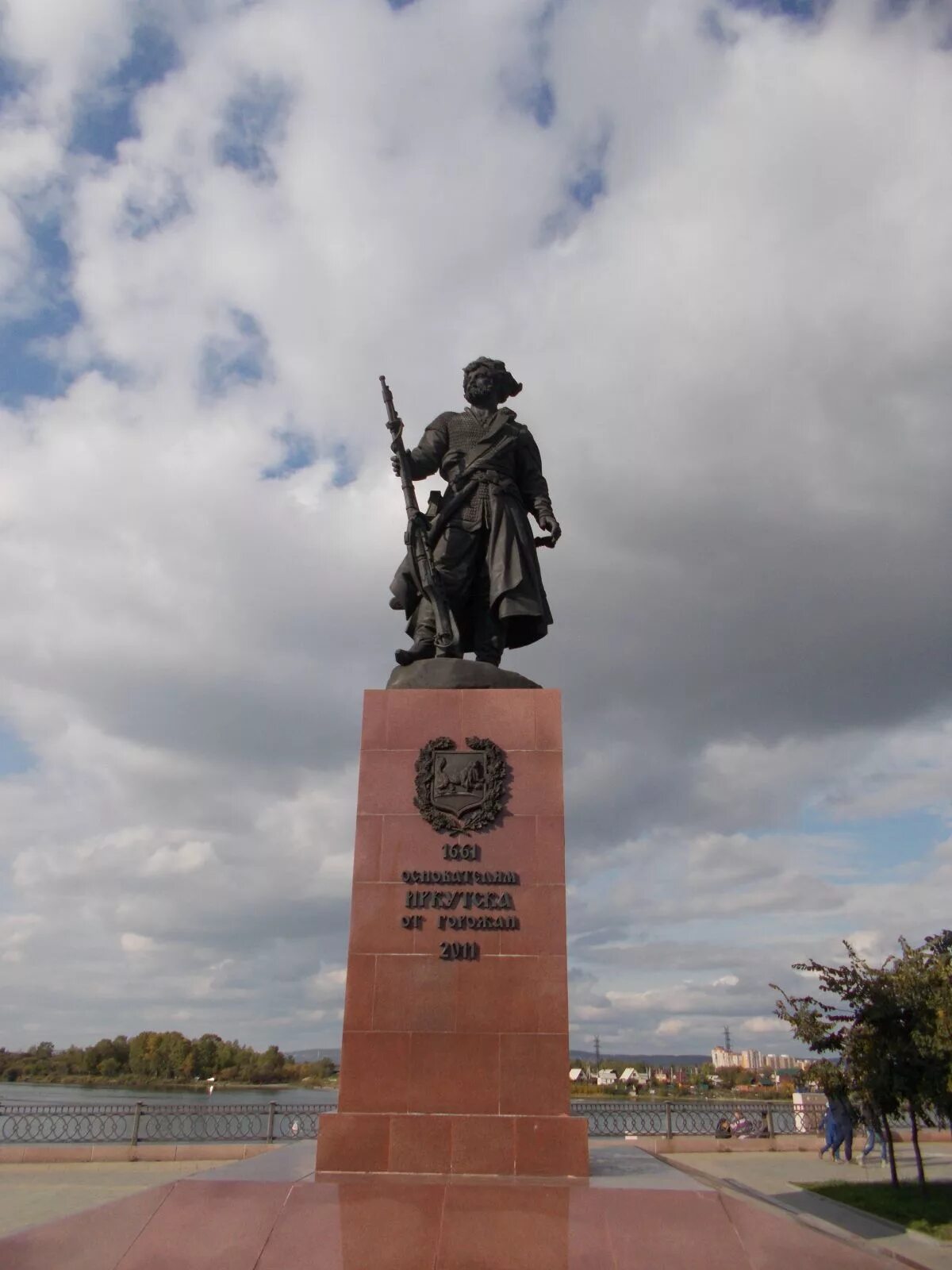 Иркутск памятники Иркутска. Город Иркутск достопримечательности памятники. Памятник первопроходцам Иркутск. Памятник основателям Иркутска.