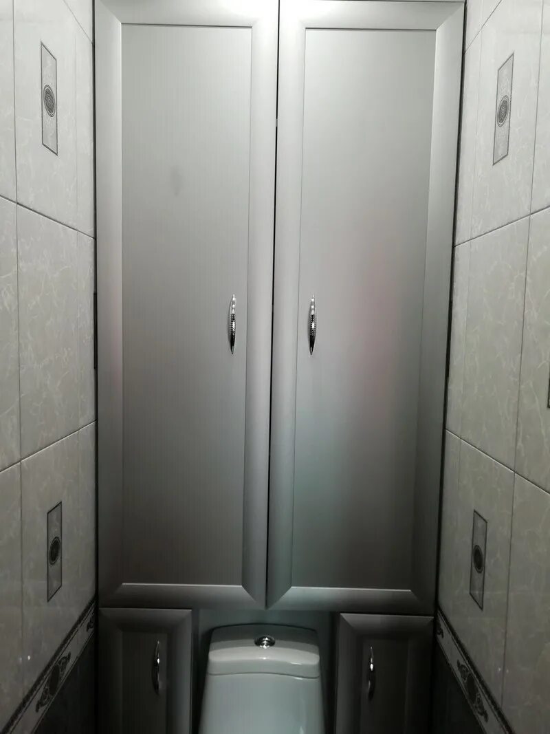 Шкаф в туалет. Встраиваемый шкаф в туалет. Встроенные шкафы в туалете. Дверцы для сантехнического шкафа в туалете. Дверь в туалет купить в спб