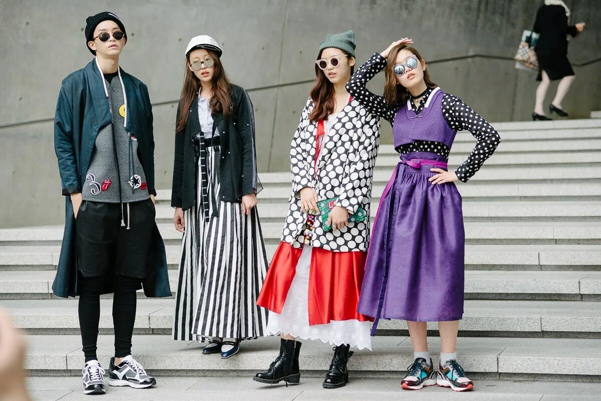 Y3k стиль. Корейские Street stail. Стиль Фьюжн в одежде. Эклектика стиль одежды Корея. Эклектика стиль Фьюжн одежда.