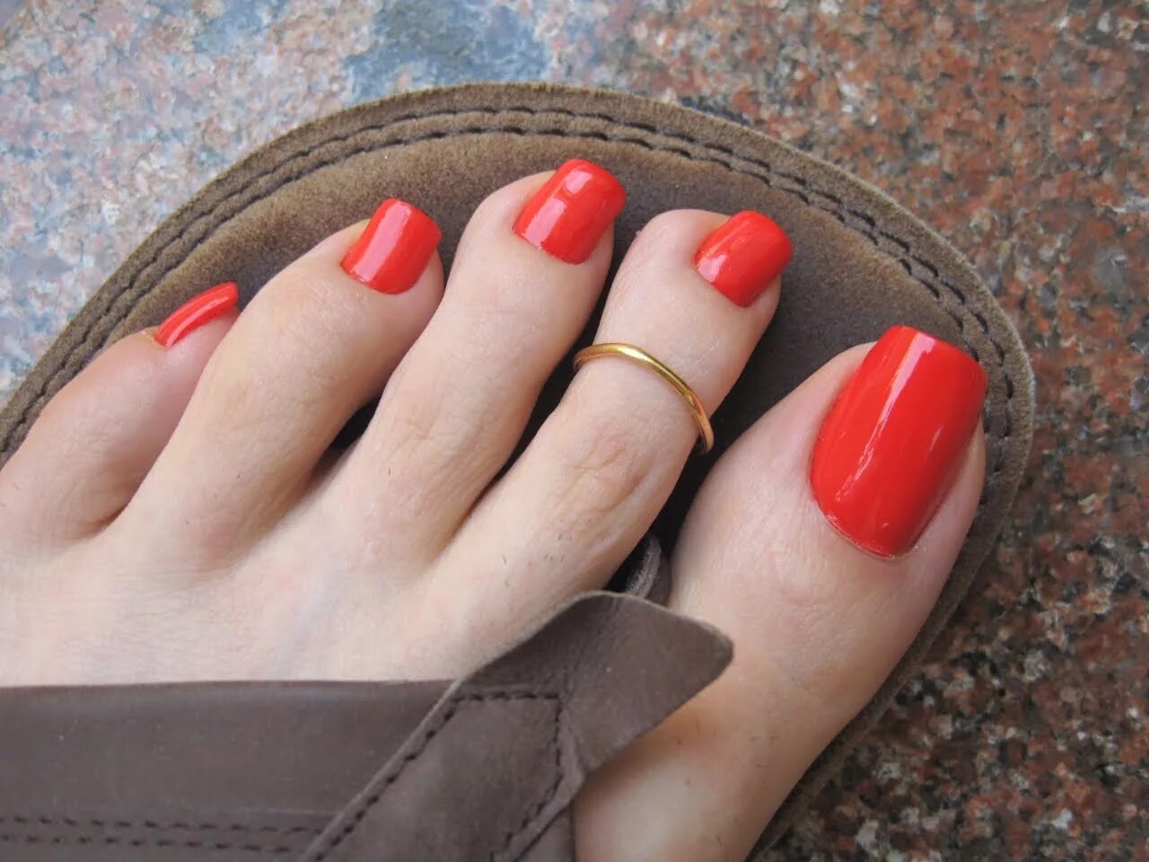 Long toenails. Педикюр красно оранжевый. Педикюр красный. Педикюр под красное платье. Педикюр красно желтый.