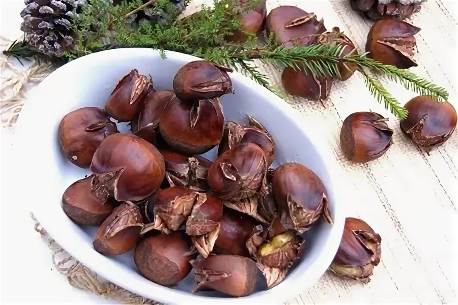 Печеные в духовке каштаны. Жареные каштаны. Печёные кашьаны в духовке. Зима каштаны запеченные в бумаге. Вареные каштаны.