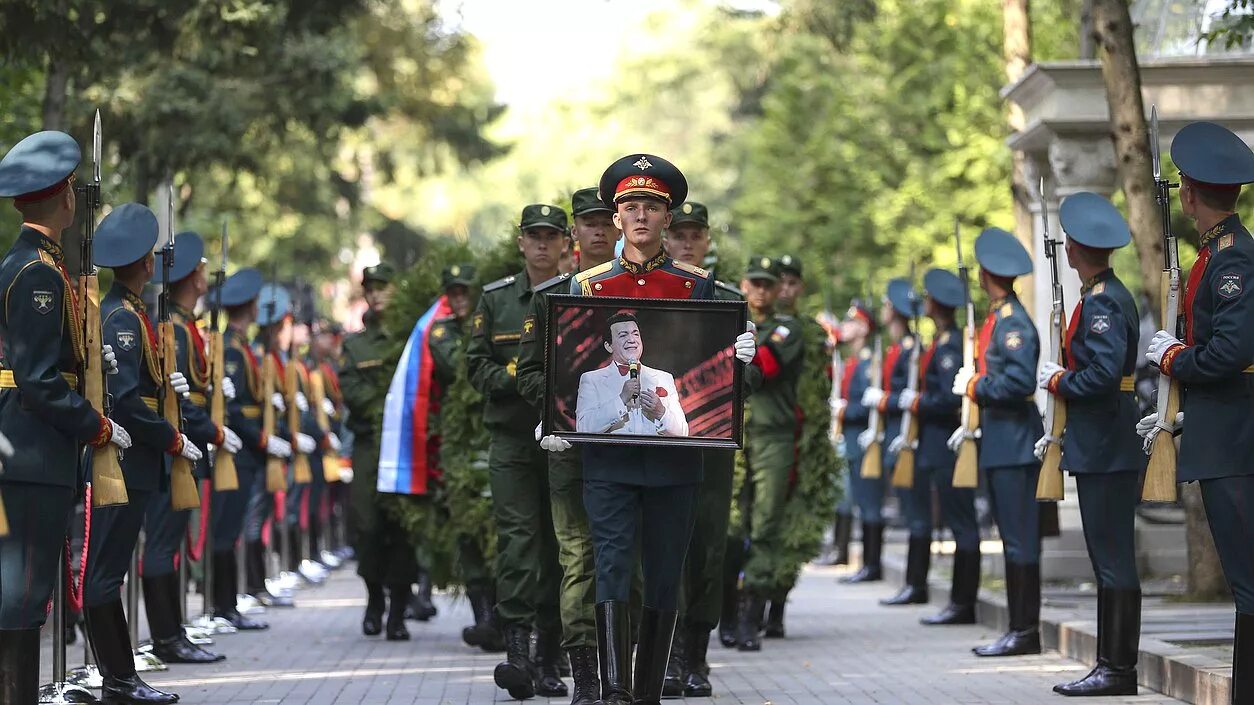 отдание воинских почестей при погребении.