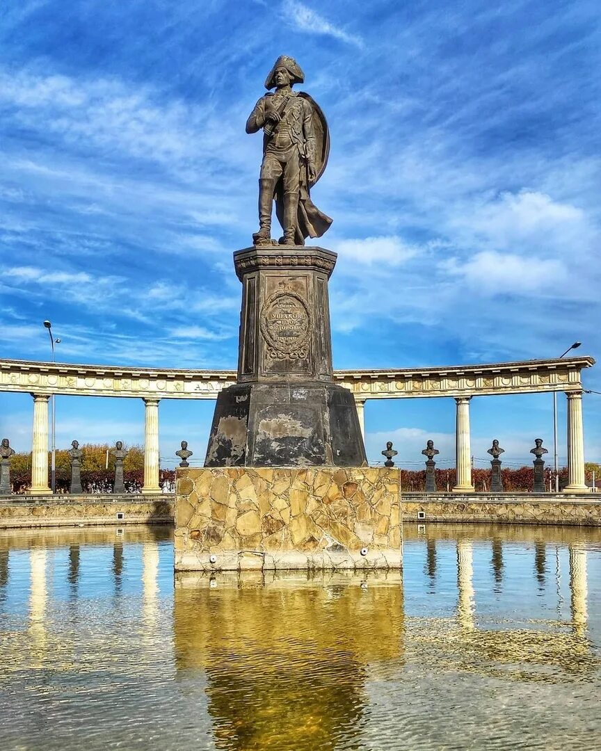 Памятники михайловска. Адмиральский парк Михайловск. Парк Адмирал Михайловск. Район Адмирал Михайловск. Михайловск Адмирал статуи.