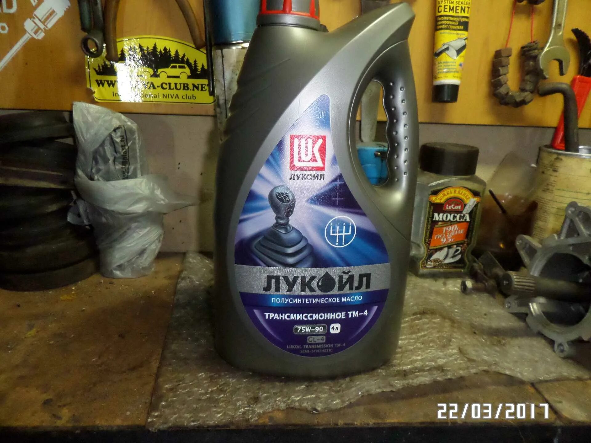 Трансмиссионное масло для нивы 21214. Масло для коробки передач нивы шевроле. Какое масло залить в трансмиссию нива шевроле. Масло в раздатку и мост нива 2121. Масло тад 17 для раздатки нива шевроле.