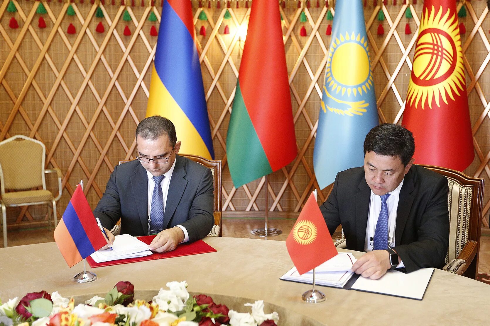 Киргизия подписала. Эмомали киргиз. Соглашение между киргизией и россией. Киргизия подписала. Узбекистан - кыргызстан россия.