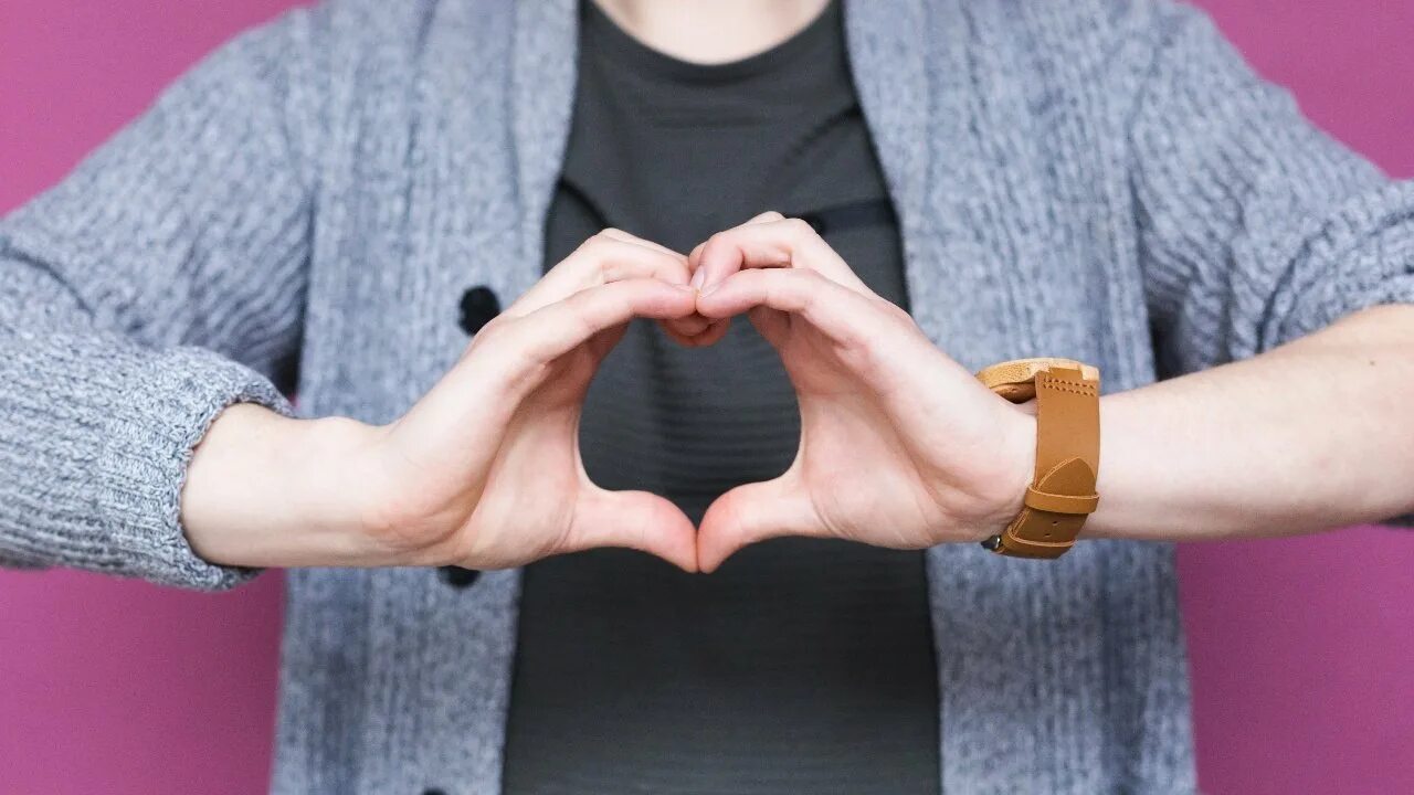 Мужчина показывает сердечко. Парень показывает сердечко. Сердечко руками мужскими. Парень делает сердечко. Мужчина показывает сердце.