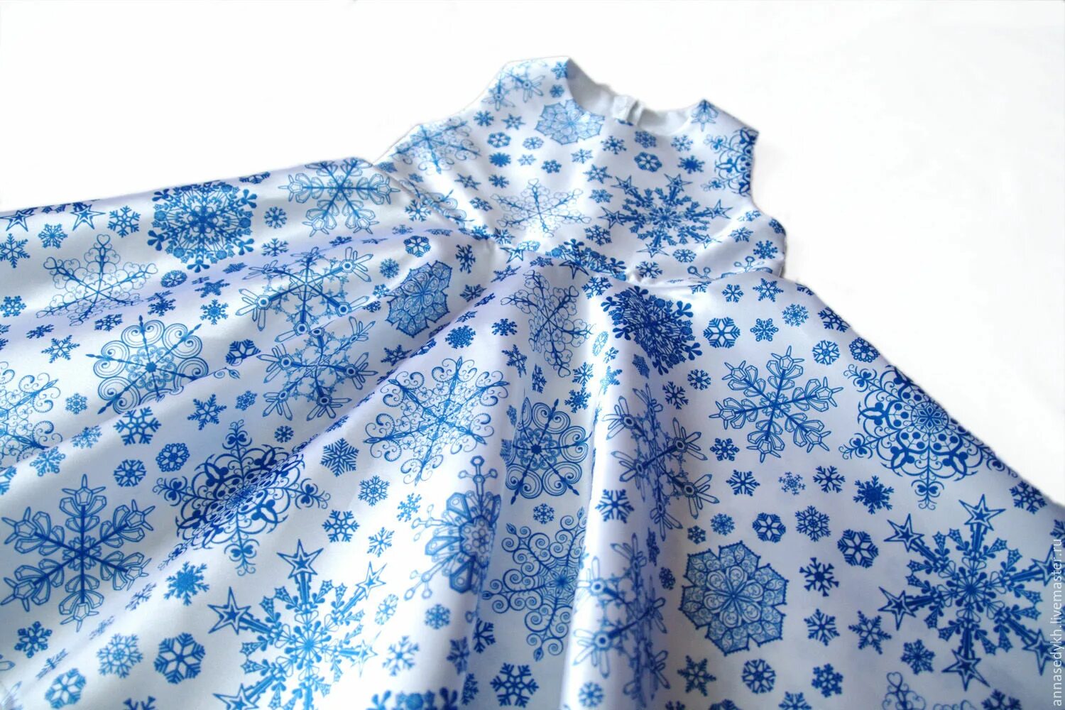 Платья со снежинками. Платье снежинки. Платья со снежинками. Платье-снежинка детское. Платье снежинки для новогоднего.