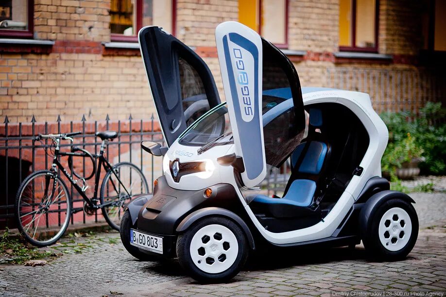 Электронная машина ели. Renault Twizy. Электрокар Renault Twizy. Renault Twizy 2016. Renault Twizy 45.