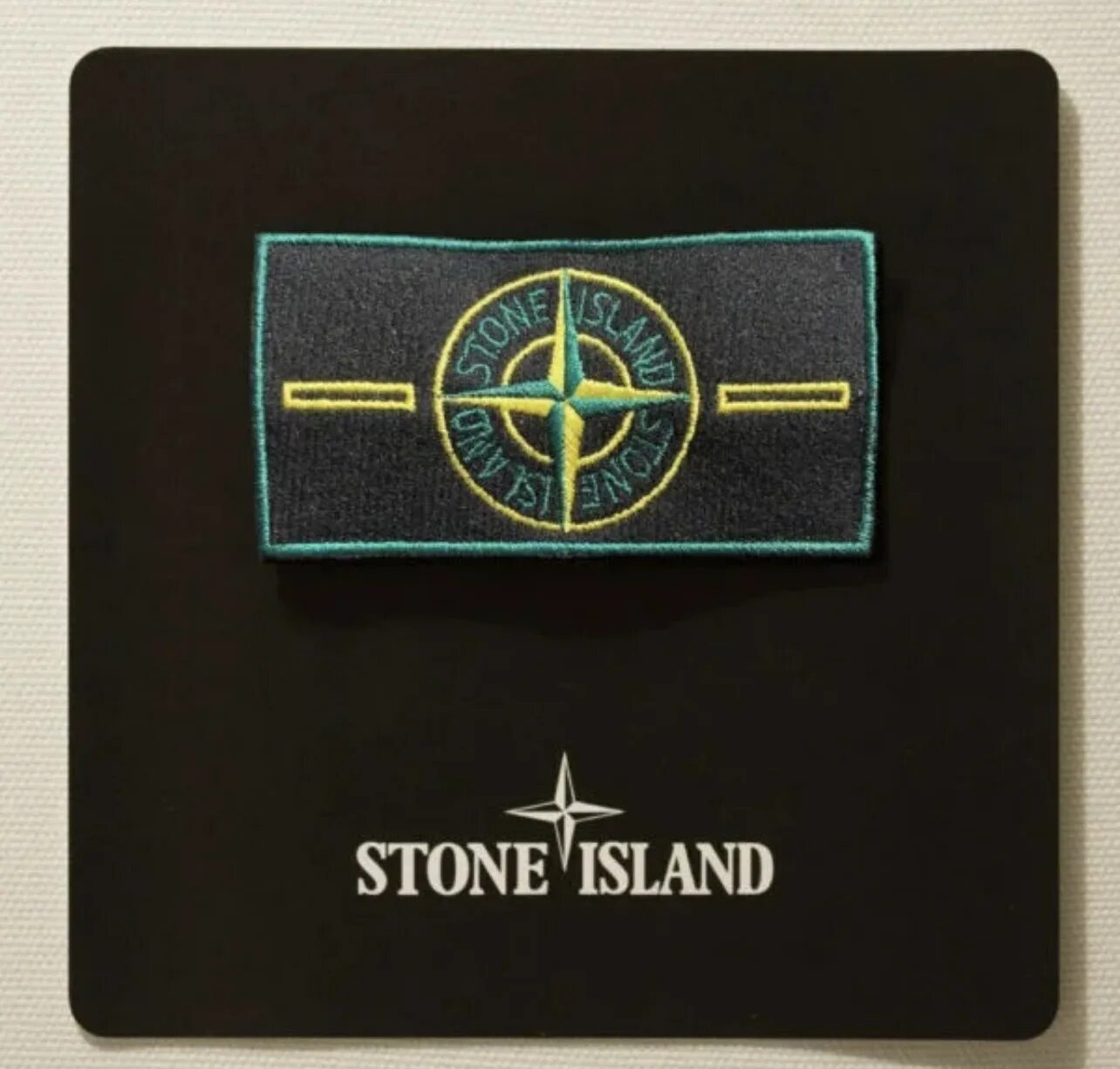 Патчи стоун айленд. Патч Stone Island Винтаж. Stone Island патч с зеленой окантовкой. Зеленый патч Stone Island. Стон Айленд патч патч.