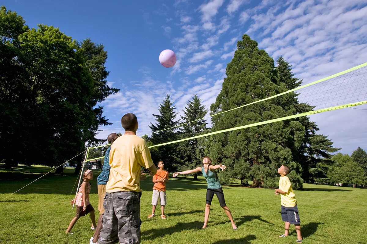 Наблюдать активный. Летние развлечения. Развлечения на свежем воздухе. Веселые игры на свежем воздухе. Летние развлечения для детей.