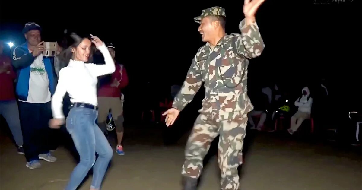Где солдат танцует. Танцующий солдат. Солдаты танцуют. Танцующий американский солдат. Солдаты пляшут.