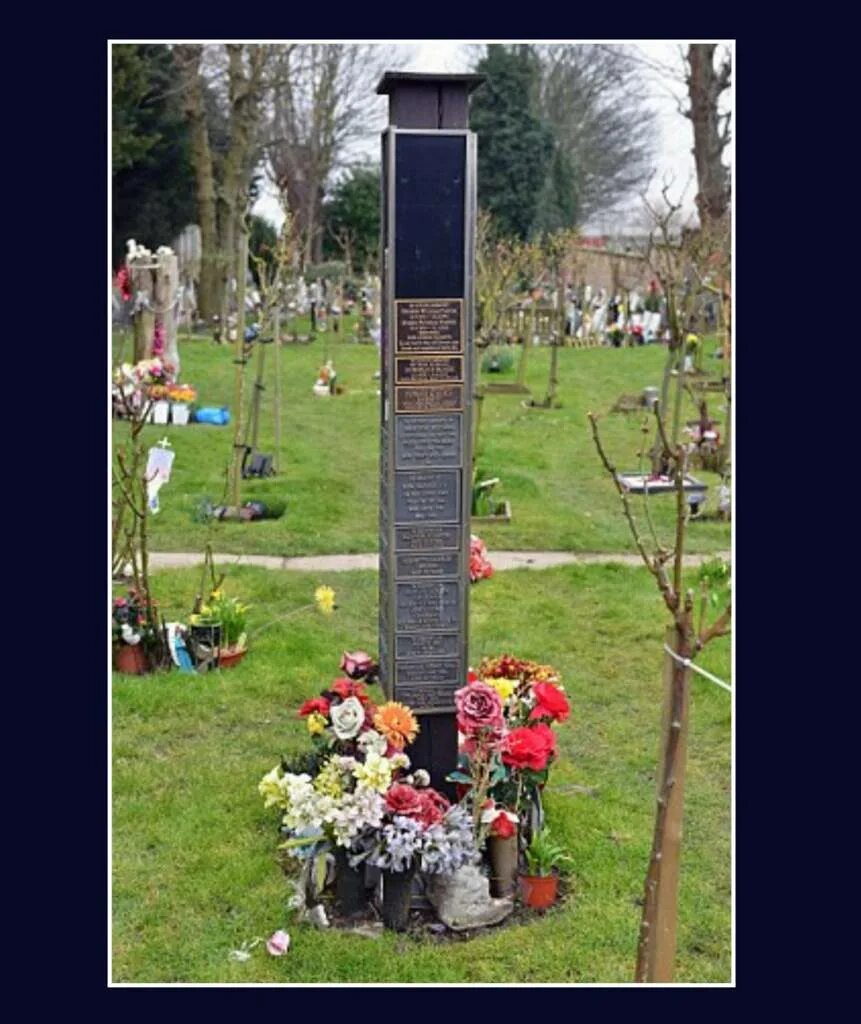 кенсал грин кладбище фредди меркьюри. могила алана рикмана памятник. кладбище кенсал грин могила фредди меркьюри. кладбище кенсал грин могила фредди меркьюри. могила фредди меркьюри.