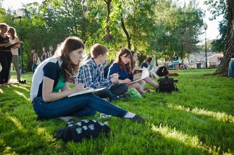 Student park. Пленэр в парке. Студенты в парке. Парк для подростков на открытом воздухе. Урок на свежем воздухе.