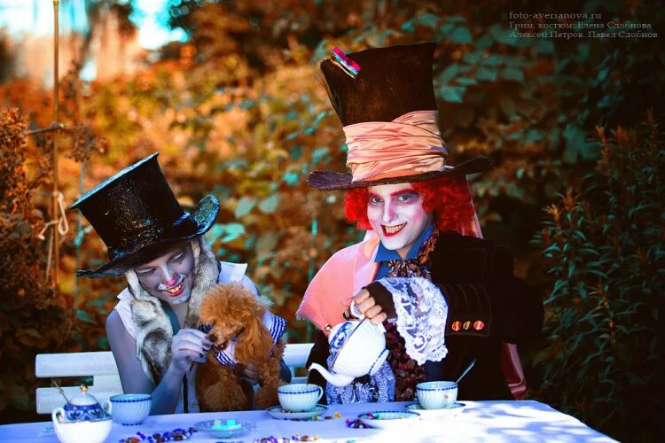 алиса в стране чудес шляпник и чешир. алиса+кролик+чеширский кот+безумный шляпник. мартовский заяц алиса арт. чеширский кот тим бертон. алиса кролик и шляпник.