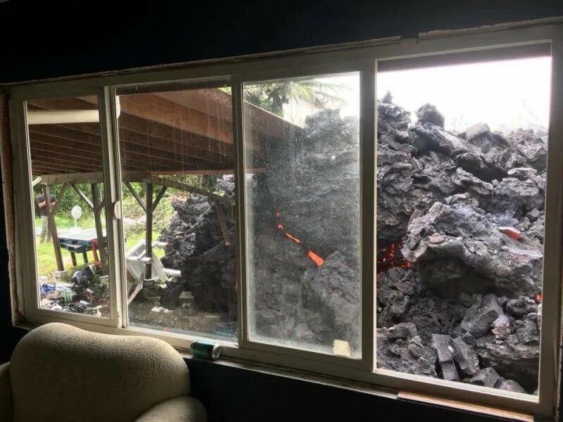Вулкан этна. Вулкан в окне. Отель арсеньев камчатка. Вулкан стромболи извержение. Вулкан в окне.