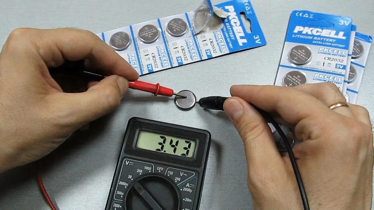 Как замерить мультиметром батарейку. Как измерить напряжение мультиметром в батарейке. Замерить заряд батарейки мультиметром. Как на мультиметре проверить напряжение батарейки. Памятны как проверить