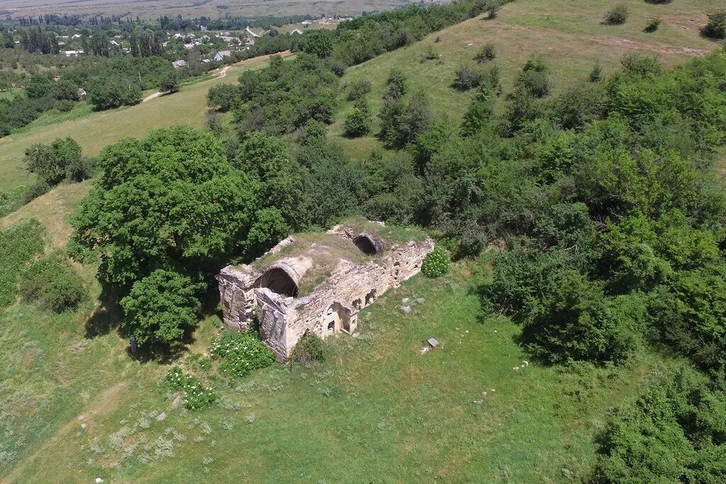 Сел арм. Сурб Егия Крым. Церковь Аменапркич Армения руины. Армянская Церковь Сурб Егия.. Храм армянский село богатое Крым.