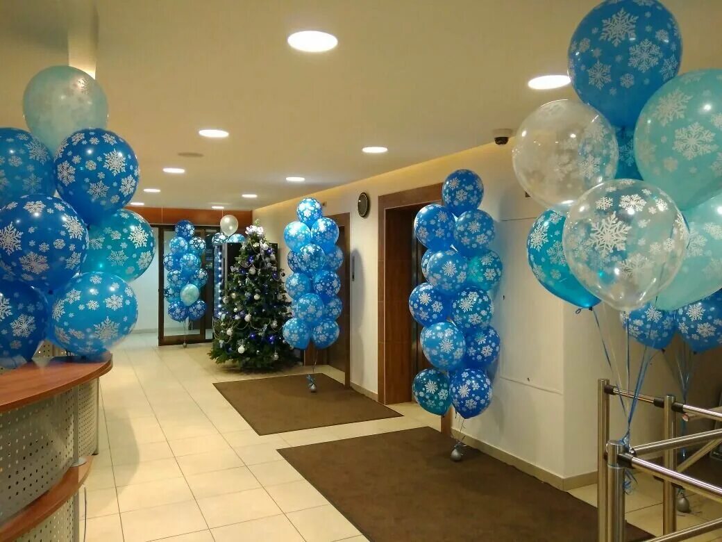 Украшение шарами. Украшение офиса на новый год. Украшение помещения воздушными шарами. Украшение шарами на новый год.