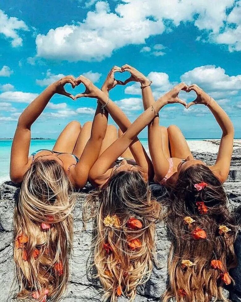 Весел е. Подружки. Веселье на пляже. Три лучшие подруги. Три девушки.