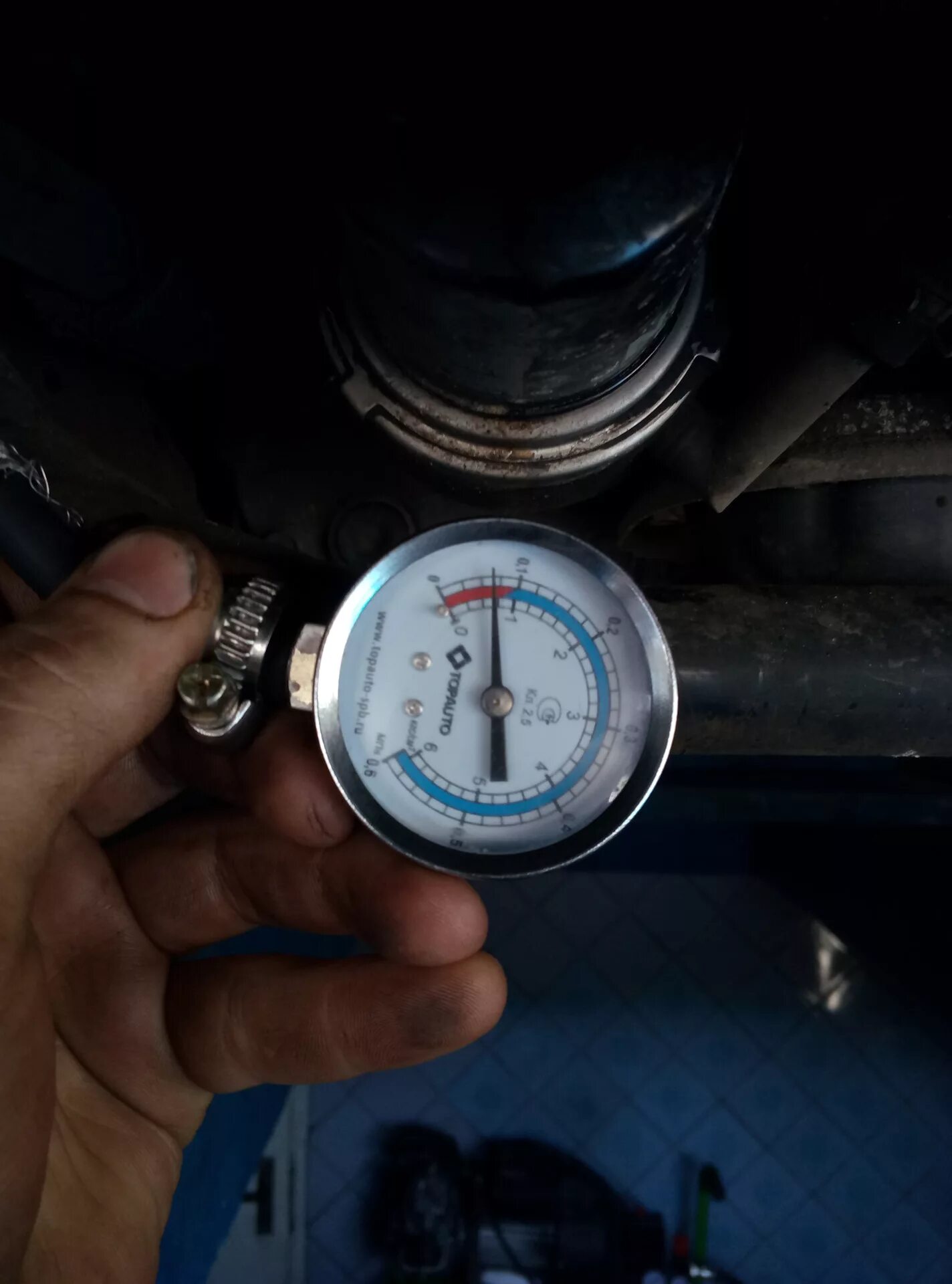 Давление масла на холостом ходу ваз 2103 манометр. Двс 402 датчик давление масла. Компрессия двигателя ваз 2106. Давление масла 1 на змз 406. Датчик давления масла змз 406.