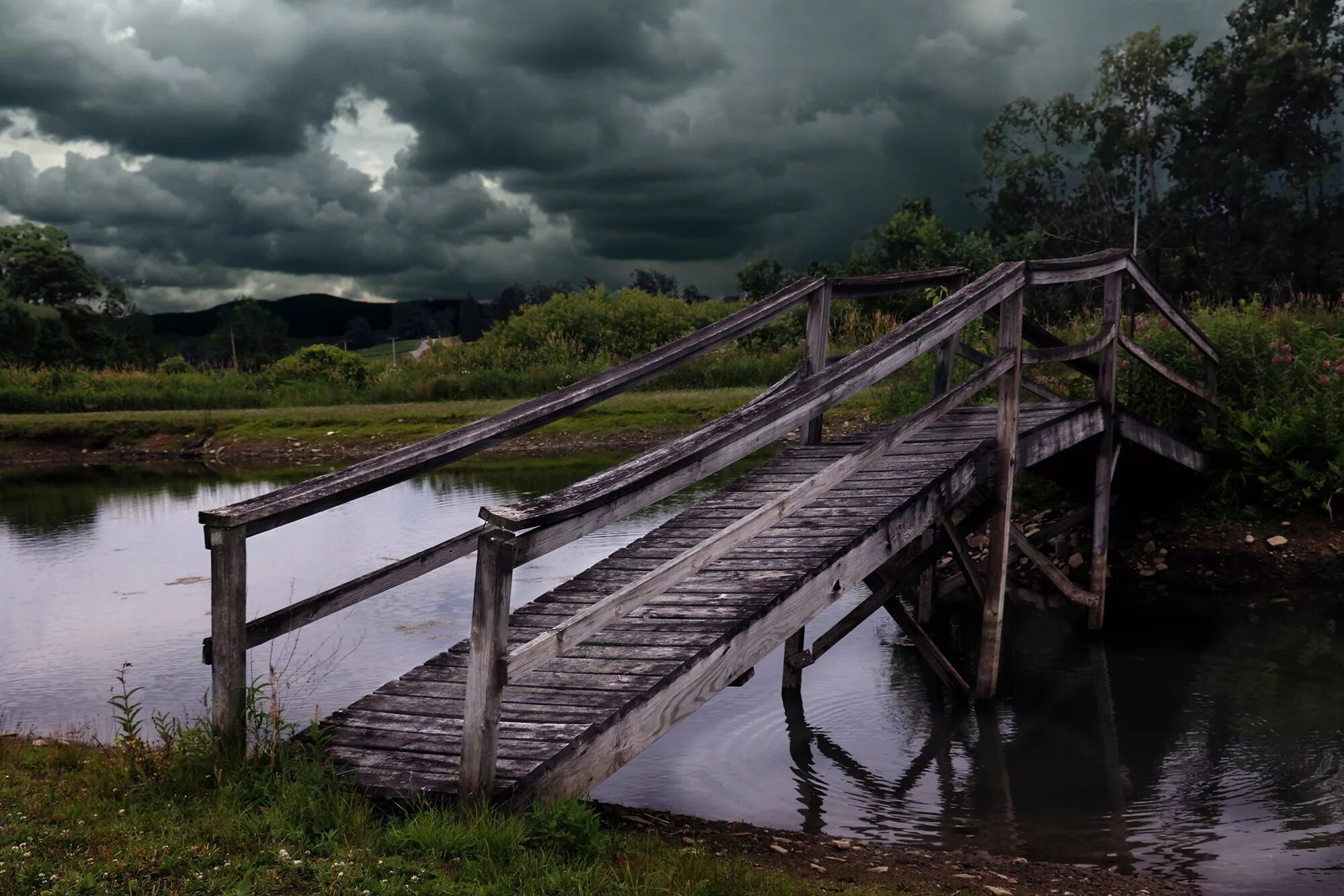 Деревянный мост. Старый деревянный мостик. Деревянный мост через реку. Деревянный мостик через речку.