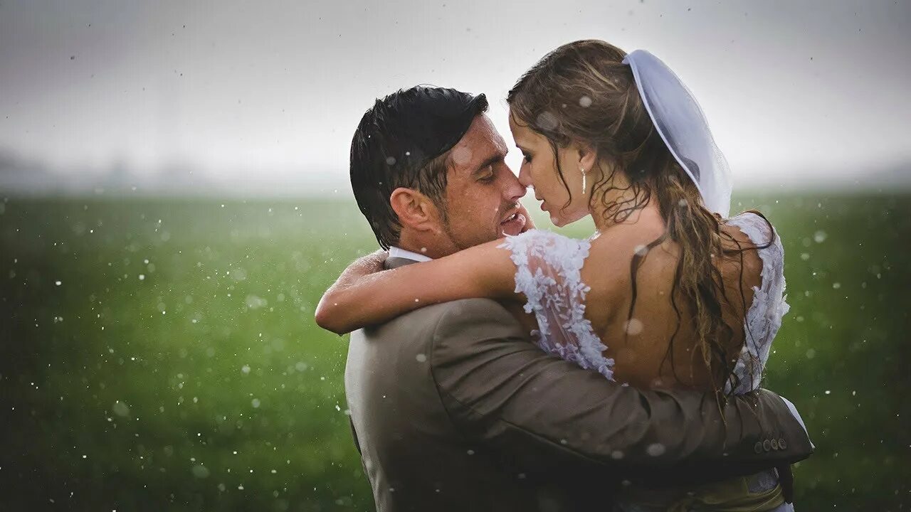 Влюбленные молодожены. Свадебная фотосессия под дождем. Молодожены под дождем. Свадебная фотосессия в дождь. Ютуб клипы любовь