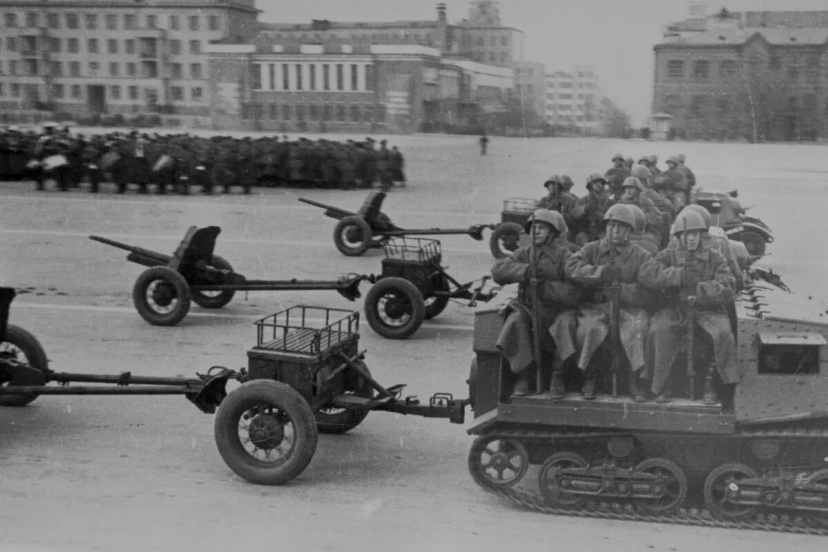 Тягач комсомолец т-20. Военный парад в Куйбышеве 7 ноября 1941. Артиллерийский тягач 1941г. Артиллерийский тягач т-20. Куйбышев в великую отечественную