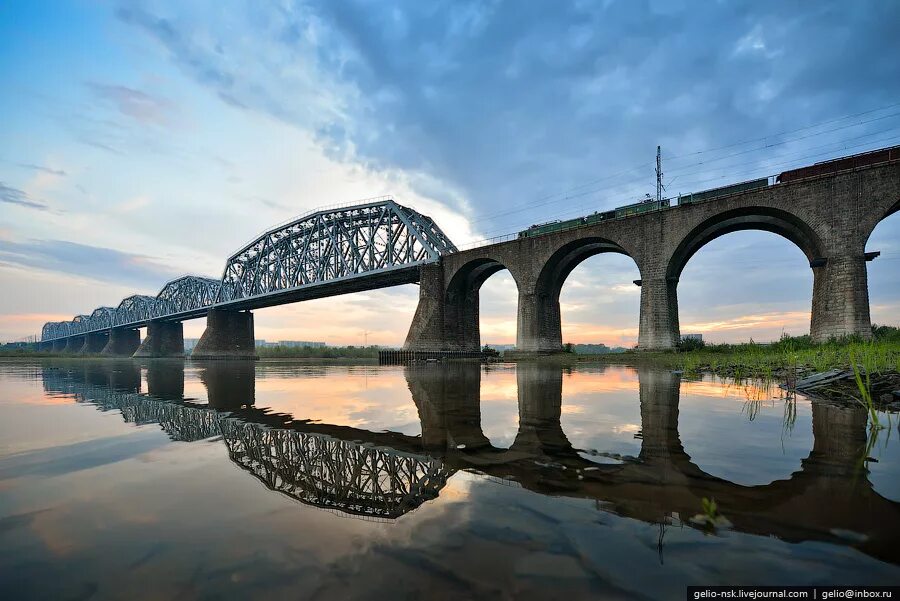 Комсомольский мост в Новосибирске. Железнодорожный мост через Обь Новосибирск. Комсомольский Железнодорожный мост через Обь. Первый Железнодорожный мост Новосибирск. Мост обь новосибирск