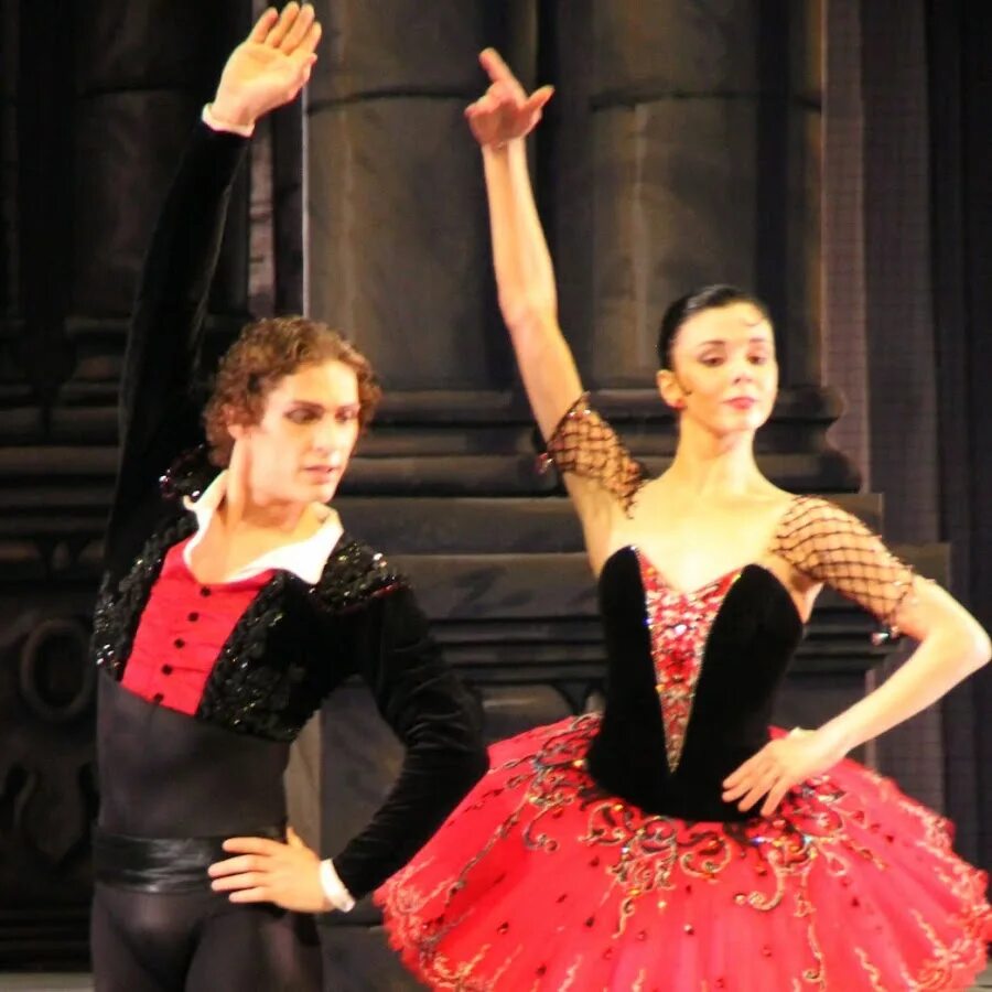 Вариация амура костюм. Crystal reed and tyler posey. Пол уокер. Па 2013. Pas son genre 2014.