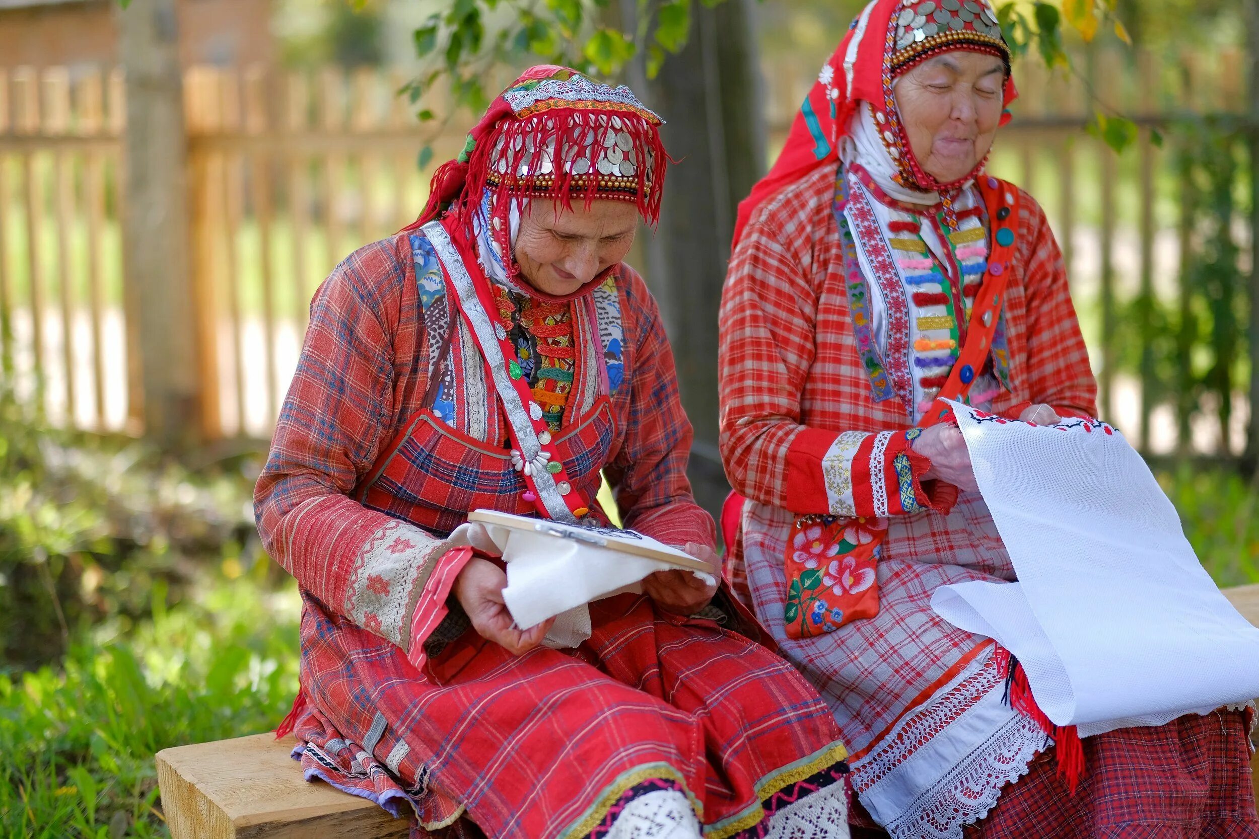 Удмурты финно-угорский народ. Удмурты на урале. Удмурты бесермяне внешность. Удмуртия национальность. Удмурт ансамбль.