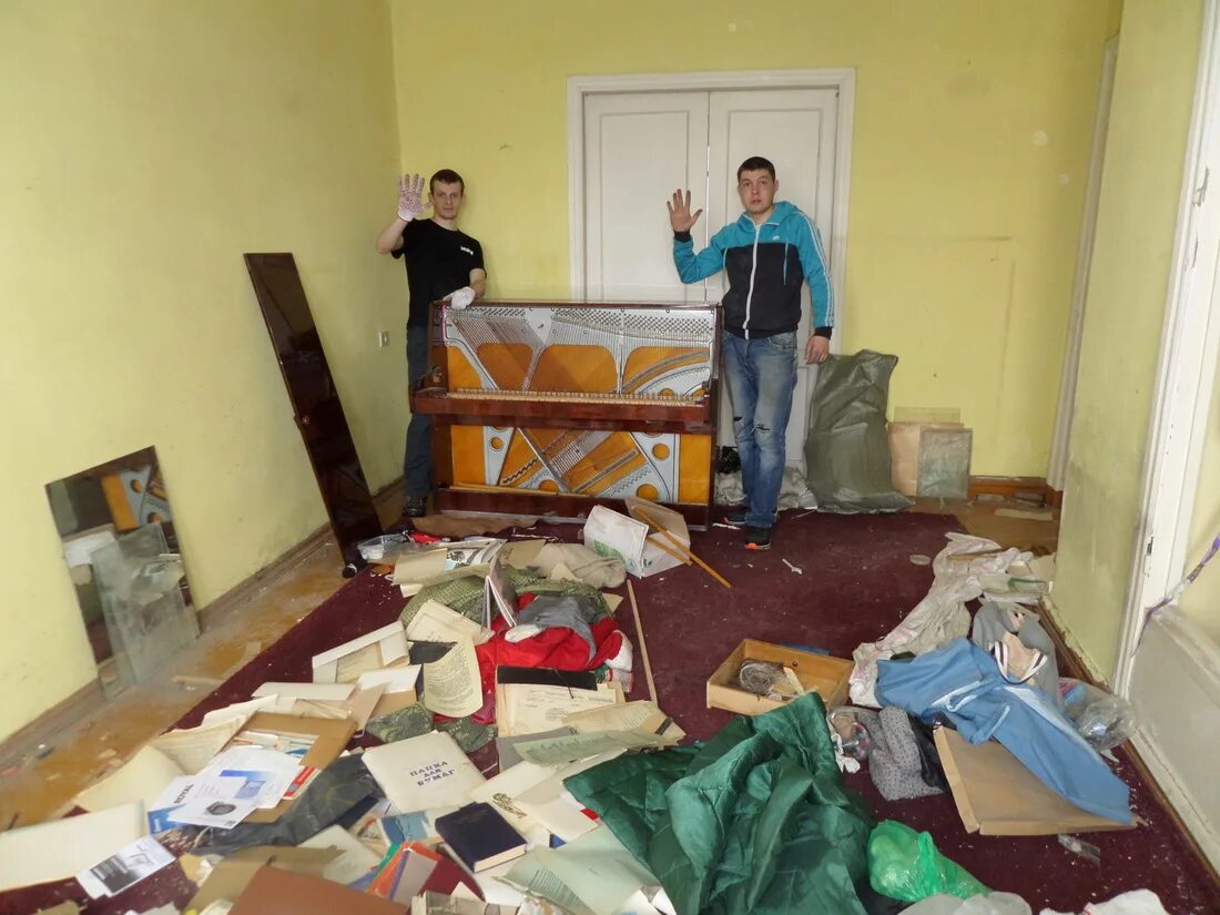 Демонтаж вывоз старой мебели. Вывоз старой мебели из квартиры в москве.