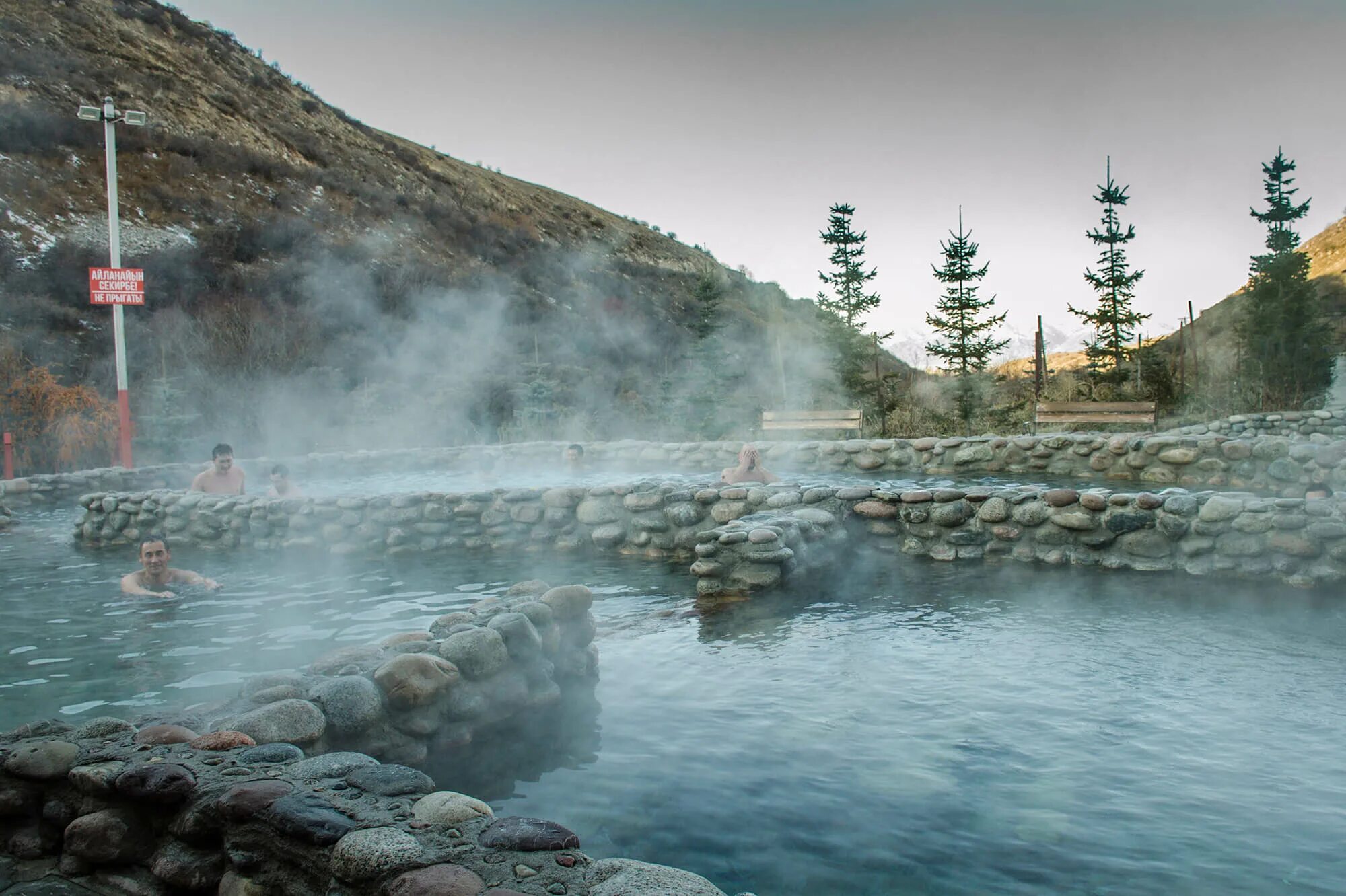 Керемет суу на иссык-куле горячий источник. Горячие источники термал иссык куль. Курорт ак суу киргизия. Горячие источники иссык куль керемет суу. Ак-суу киргизия источник.